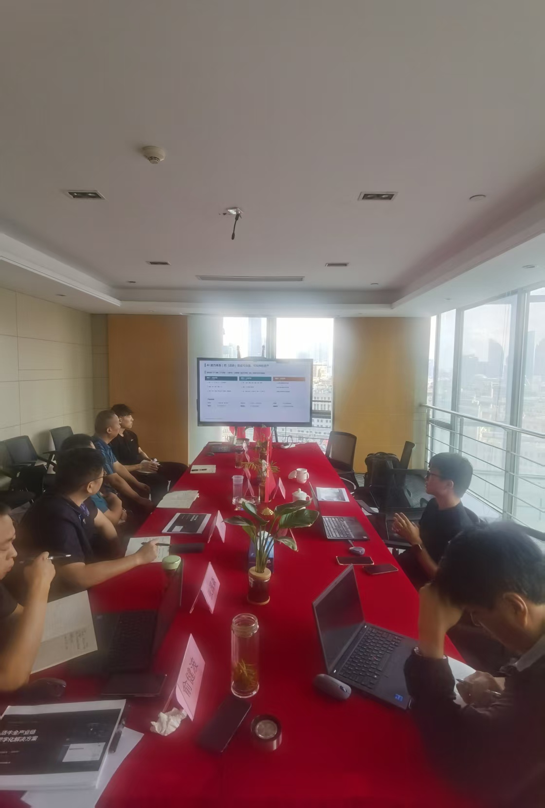 武汉爱农云联与华瀚文旅实业(上海)双方代表在大上海文旅产业园会谈交流
